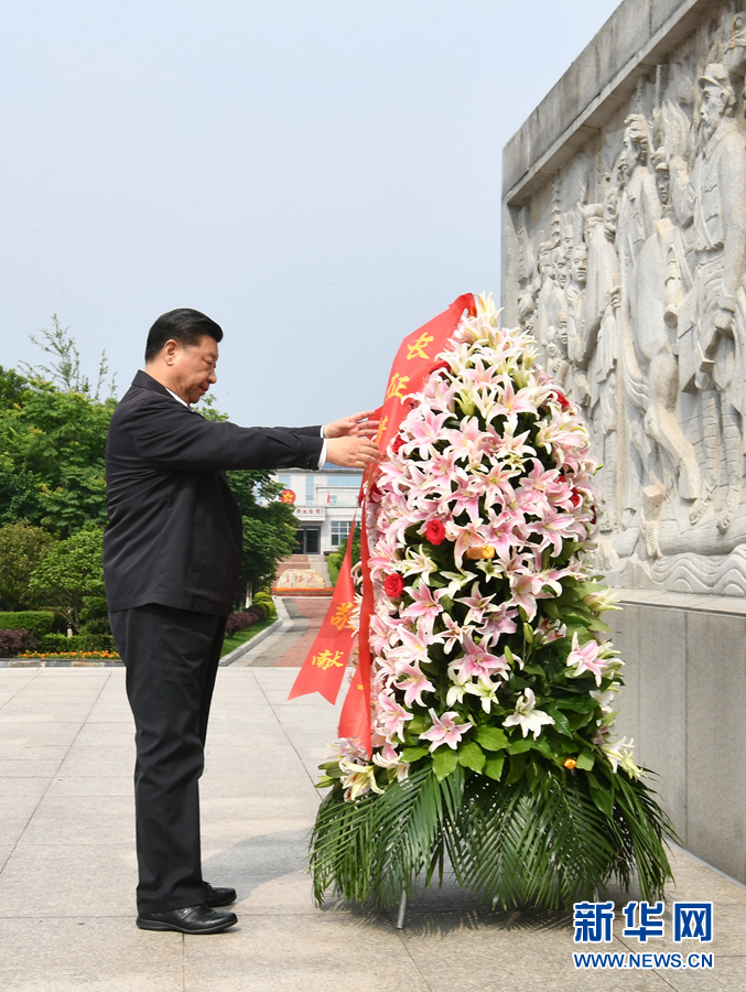 2019年5月20日,正在江西考察调研的中共中央总书记、国家主席、中央军委主席习近平,来到中央红军长征集结出发地赣州市于都县,向中央红军长征出发纪念碑敬献花篮。新华社记者 谢环驰 摄