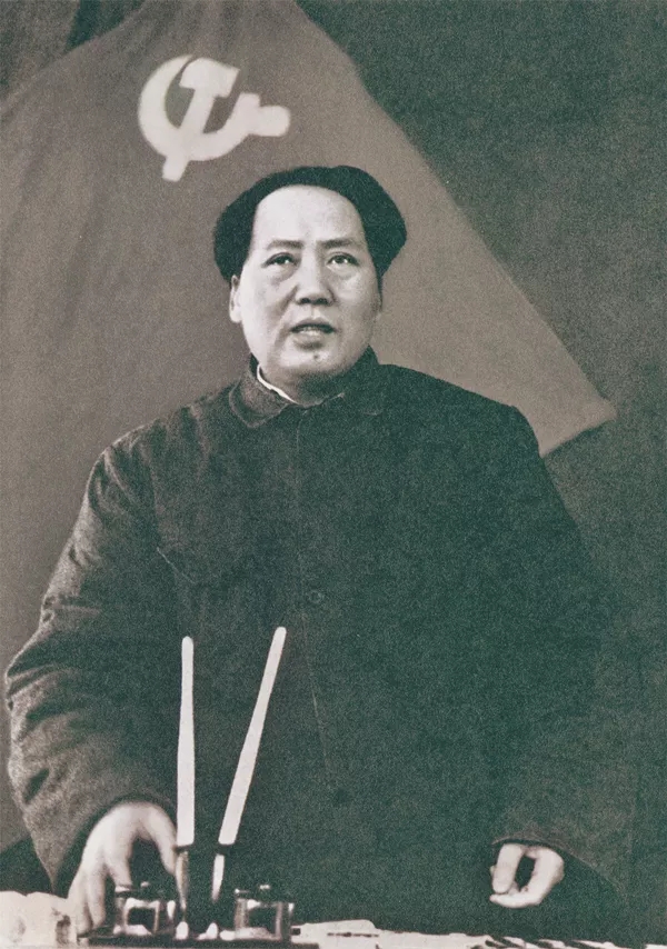 1949年3月,毛泽东在党的七届二中全会上指出:“夺取全国胜利,这只是万里长征走完了第一步……但革命以后的路程更长,工作更伟大,更艰苦。这一点现在就必须向党内讲明白,务必使同志们继续地保持谦虚、谨慎、不骄、不躁的作风,务必使同志们继续地保持艰苦奋斗的作风。”