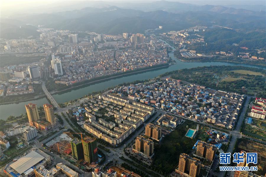 这是广西百色市城区景色(2018年11月28日无人机拍摄)。 新华社记者 周华 摄