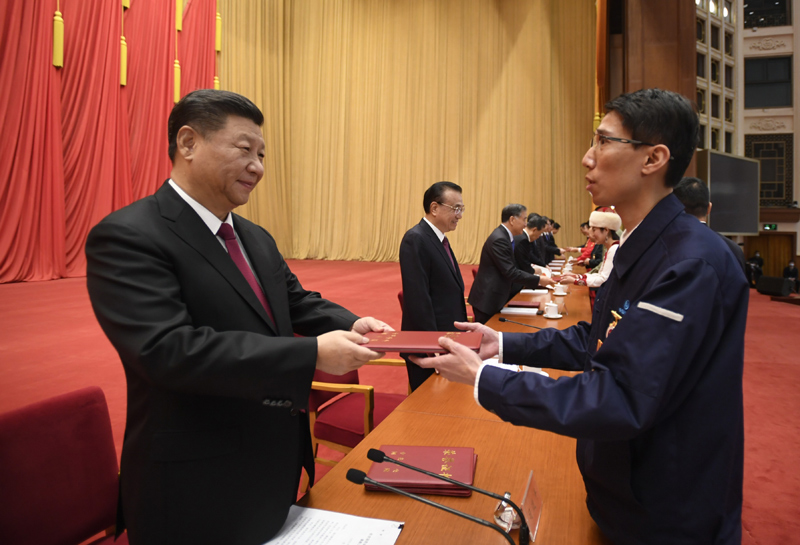 2020年11月24日,全国劳动模范和先进工作者表彰大会在北京人民大会堂隆重举行。这是习近平等党和国家领导人向全国劳动模范和先进工作者代表颁发荣誉证书。新华社记者 李学仁 摄