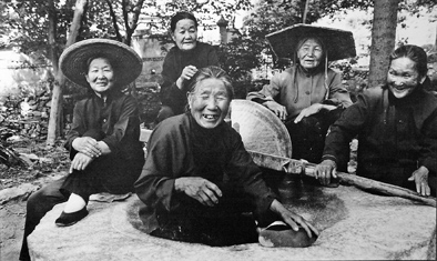 五位“沂蒙六姐妹”在纪念孟良崮战役胜利50周年时的合影。(资料照片)