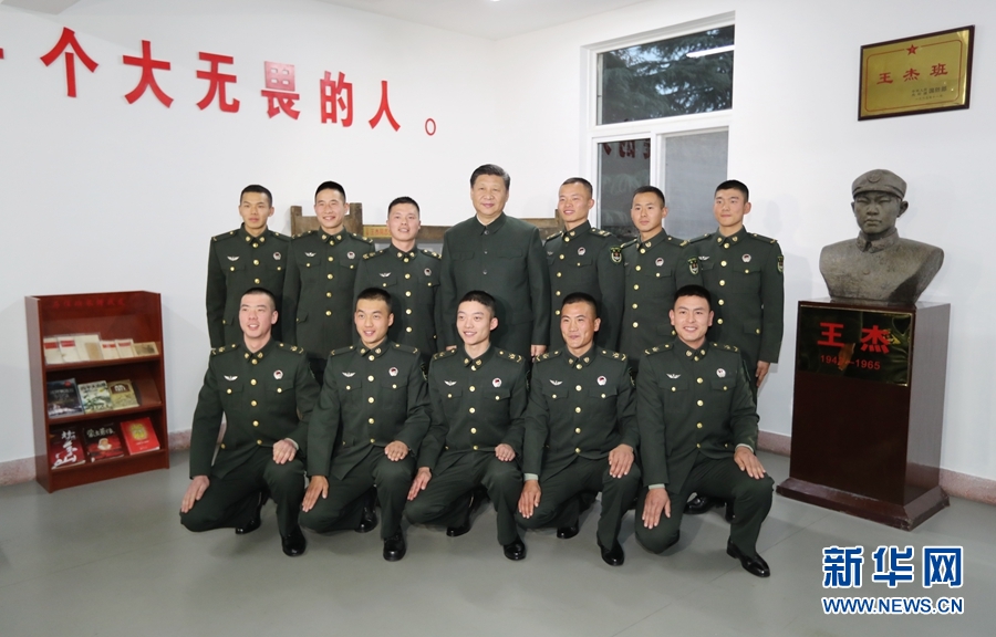 2017年12月13日,中共中央总书记、国家主席、中央军委主席习近平到第71集团军视察。这是习近平同“王杰班”战士合影。新华社记者 李刚 摄