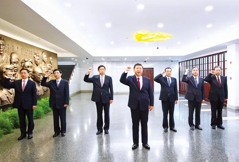 2017年10月31日,中共中央总书记、国家主席、中央军委主席习近平带领中共中央政治局常委李克强、栗战书、汪洋、王沪宁、赵乐际、韩正,瞻仰上海中共一大会址和浙江嘉兴南湖红船。这是31日上午,在上海中共一大会址纪念馆,习近平带领其他中共中央政治局常委同志一起重温入党誓词。新华社记者 兰红光/摄