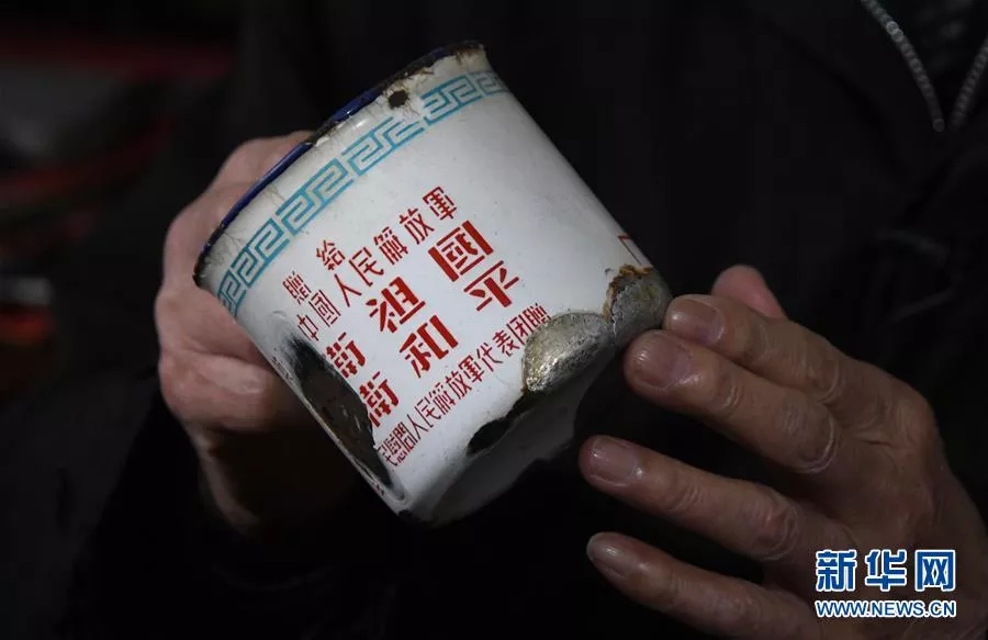 这是张富清珍藏了几十年、补了又补的搪瓷缸(2019年3月31日摄)。新华社记者 程敏 摄