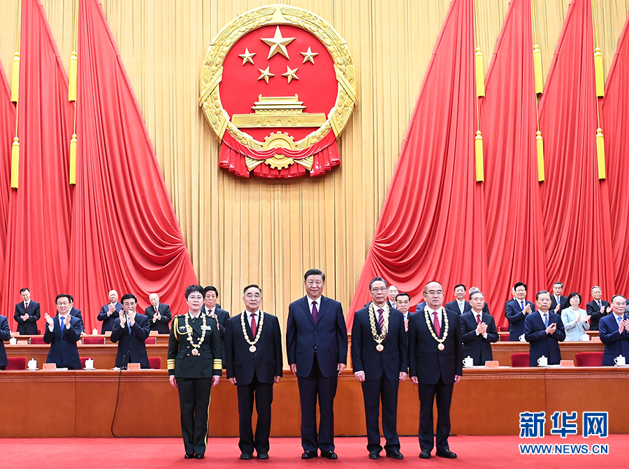 2020年9月8日,全国抗击新冠肺炎疫情表彰大会在北京人民大会堂隆重举行。中共中央总书记、国家主席、中央军委主席习近平向“共和国勋章”获得者钟南山(前排右二),“人民英雄”国家荣誉称号获得者张伯礼(前排左二)、张定宇(前排右一)、陈薇(前排左一)颁授勋章奖章。新华社记者 谢环驰 摄