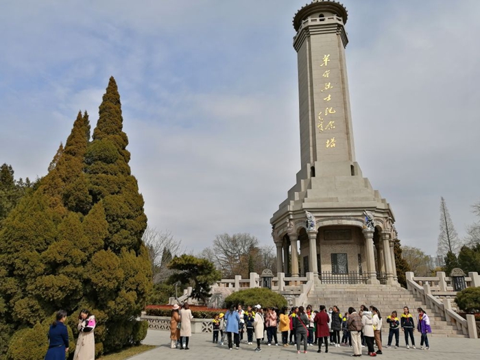 2021年3月18日,小小红色讲解员在位于烈士陵园中央的革命烈士纪念塔前,学生们在学习讲解知识的同时也接受红色教育。新华社记者杨文 摄