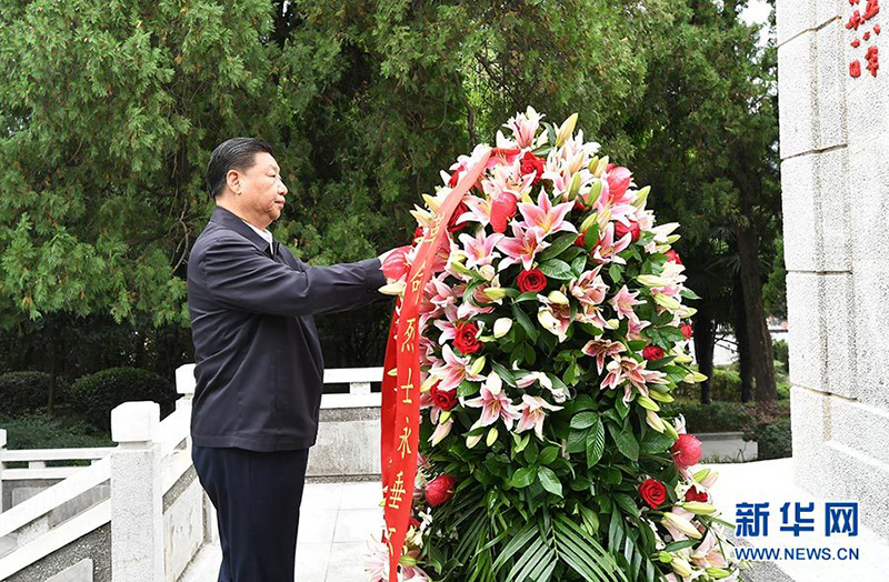 2019年9月16日至18日,中共中央总书记、国家主席、中央军委主席习近平在河南考察。这是16日下午,习近平来到位于信阳市新县的鄂豫皖苏区首府烈士陵园,瞻仰革命烈士纪念碑,向革命先烈敬献花篮。新华社记者 谢环驰 摄